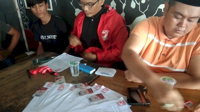 Kader Partai PSI melepas sejumlah atribut partai secara bersama-sama di Warkop Lentera, Kota Parepare, Selasa (5/2/2019).