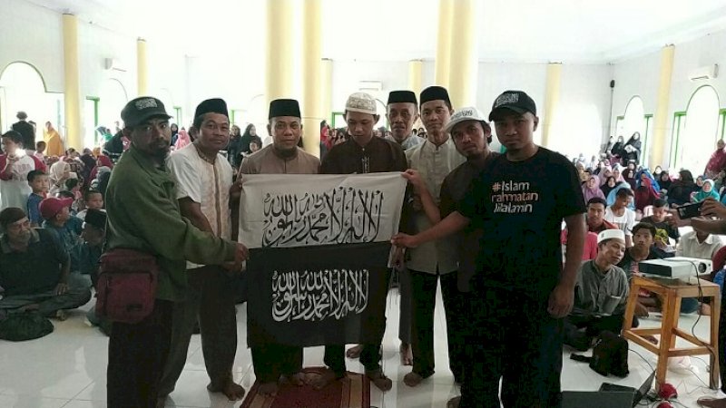 Muh Saleh bin Yusuf (peci putih) sesaat setelah resmi jadi mualaf, Selasa (5/2/2019).