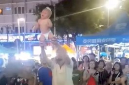 Ngamen Sambil Lempar Bayi, Dua Orang Rusia Ditahan di Malaysia