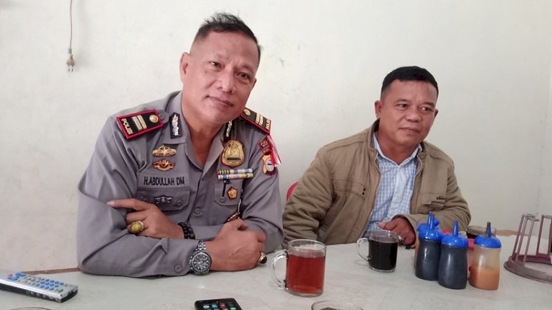 Kapolsek Bontonompo Selatan, Iptu H Abdullah DM (kiri)