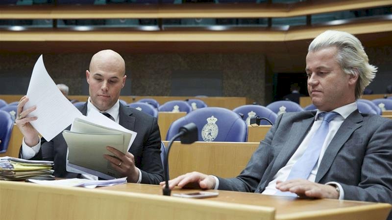 Wilders (kanan) membandingkan konversi Joram van Klaveren (kiri). FOTO: Martijn Beekman/AFP