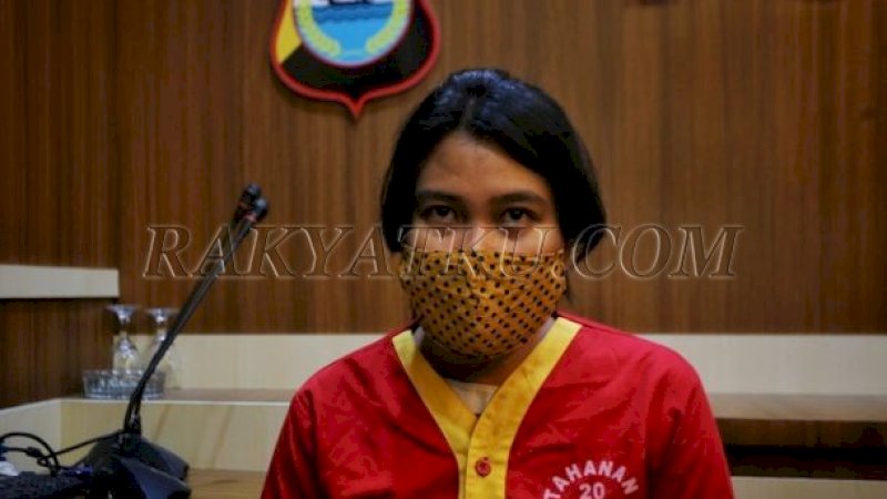 Rika Dwi Merdekawati saat digelandang di Mapolda Sulsel.