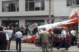 Detik-detik Jet Jatuh Timpa Mobil, Ajaib...Pilot dan Kopilot Selamat