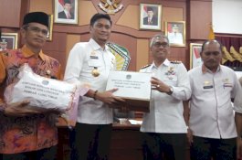 Serahkan Bantuan ke Bupati Gowa, Thorig: Dari Masyarakat Lutim