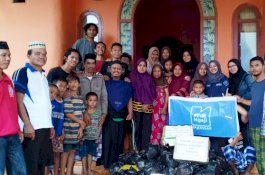 Komunitas Yuk Ngaji Makassar dan Komunitas Bangku Pelosok Salurkan Donasi Korban Longsor Gowa