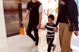 Tampak Sederhana, Zaskia Sungkar Ternyata Dibalut Pakaian Seharga Rp45 Juta