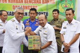 Bupati Lutim Bantu Korban Bencana Gowa dan Jeneponto