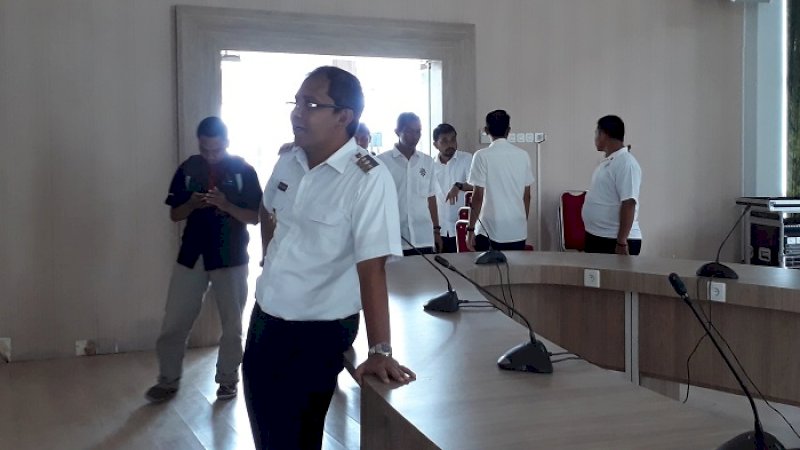 Wali Kota Makassar, Mohammad Ramdhan Pomanto meninjau langsung progres penyelesaian ruang Pelayanan Terpadu Satu Pintu (PTSP) Bintang Lima di Balai Kota Makassar, Rabu (6/2/2019).