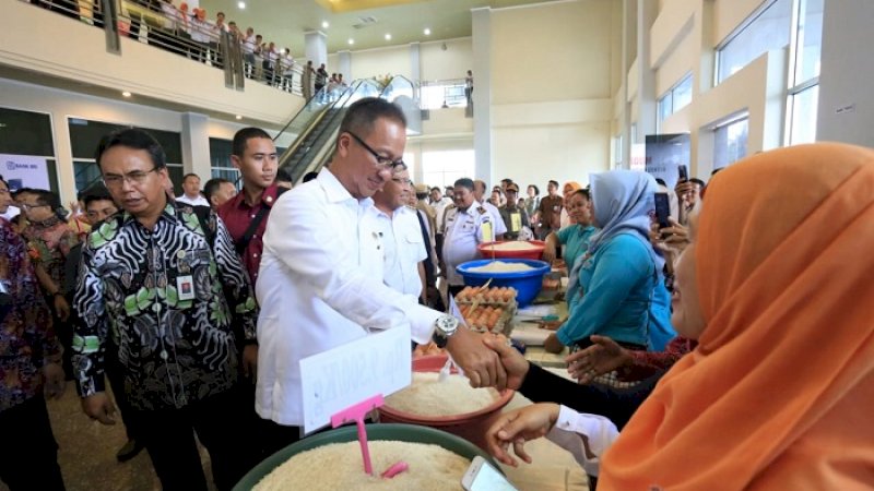 Menteri Sosial Agus Gumiwang Kartasasmita menyalami pedagang beras di Four Point Hotel Makassar, Rabu (6/2/2019). 