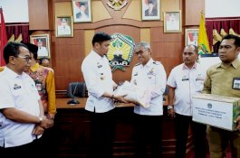 Wujud Kepedulian, Husler Serahkan Langsung Bantuan Korban Banjir di Gowa dan Jeneponto