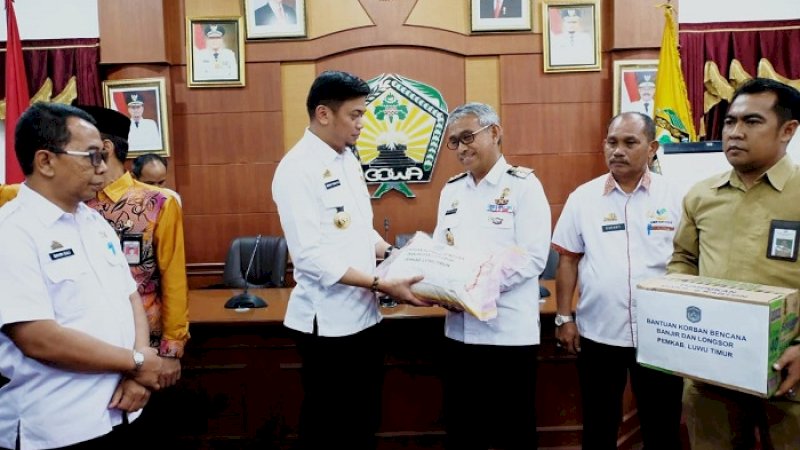 Bupati Luwu Timur Thorig Husler menyerahkan bantuan untuk korban banjir dan longsor yang diterima Bupati Gowa, Adnan Purichta Ichsan, Rabu (6/2/2019).