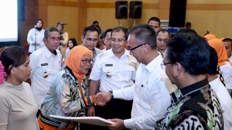 Wali Kota Makassar Moh Ramdhan Pomanto  mendampingi Menteri Sosial, Agus Gumiwang Kartasasmita di Celebes Convention Center (CCC), Jalan Metro Tanjung Bunga, Rabu (6/2/2019).