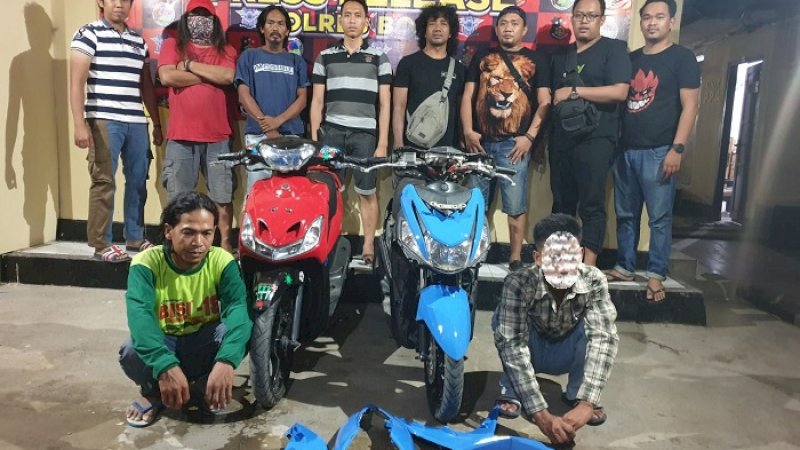 Dua pelaku pencurian sepeda motor yang ditangkap Polres Bone, Rabu (6/2/2019).