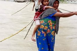 Potret Warga Aceh Barat yang Bertaruh Nyawa di Jembatan Tali Kabel