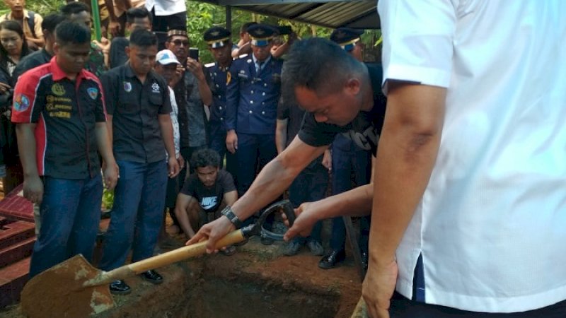 Pelda Daniel ikut menguburkan anaknya, Aldama. (FOTO: ARFA RAMLAN/RAKYATKU.COM)