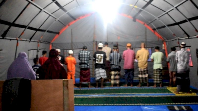 Suasana salat magrib pertama di musala yang dibangun PP LIDMI di lokasi tsunami  Desa Kunjir, Kecamatan Rajabasa, Kabupaten Lampung Selatan.