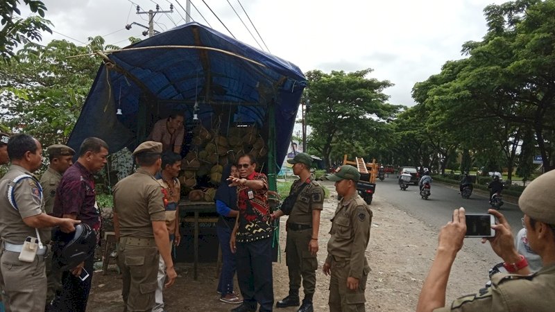 Satpol PP Gowa saat mengimbau pedagang buah tak berjualan di pinggir Jalan Tun Abdul Razak, Kamis (7/2/2019).