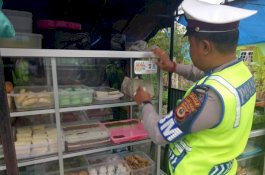 Sat Lantas Selayar Sosialisaikan MRSF Lewat Poster dan Stiker