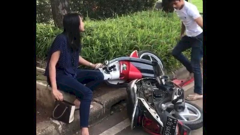 Screen shot: Adi banting-banting motornya saat ditilang polisi. 