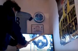 Kebiasaan Mahal, Suporter Ini Hancurkan TV Tiap Kali Tim Dukungan Kalah