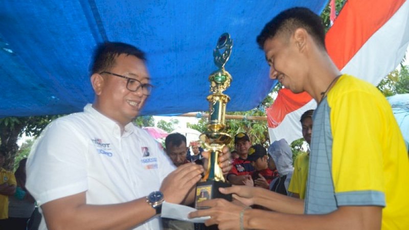 Ketua DPRD Bulukumba, Andi Hamzah Pangki (kiri), menyerahkan trofi juara kepada pemain Citra Bulukumba.