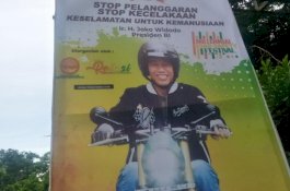 Polisi Sebar Baliho Jokowi Sendirian Naik Motor di Jeneponto