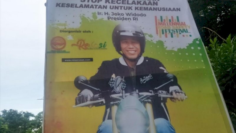 Baliho bergambar Jokowi naik motor yang terpasang di Jalan Sultan Hasanuddin, Kelurahan Empoang Kota, Kecamatan Binamu, Kabupaten Jeneponto, Kamis (7/2/2019).