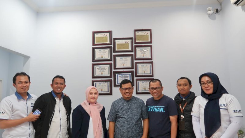 Ariady Arsal (tengah) saat berada di kantor PNM Makassar, Kamis (7/2/2019).