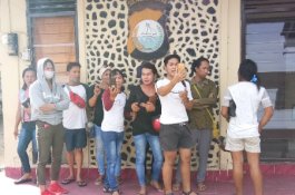 Disebut Biang Bencana, Puluhan Waria 'Geruduk' Kantor Polisi di Lutim