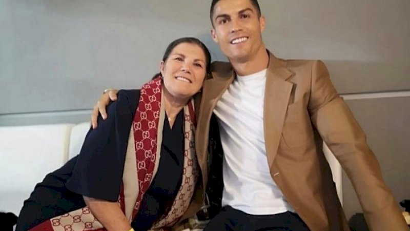 Cristiano Ronaldo bersama ibunya. (FOTO: INSTAGRAM)