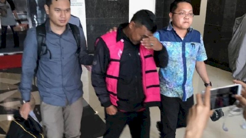 Ketua Koperasi Mega Kharisma Sinjai, Rusman saat digiring ke ruang tahanan, Jumat (8/2/2019).