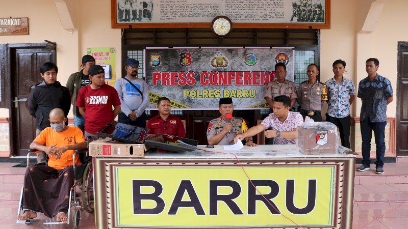 Polisi memberikan keterangan pers di Mapolres Barru, Jumat (8/2/2019).