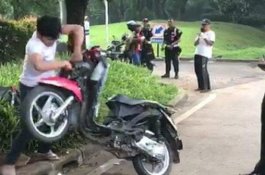 Polisi yang Diam Saksikan Pemuda Viral Rusak Motor Tuai Kritikan