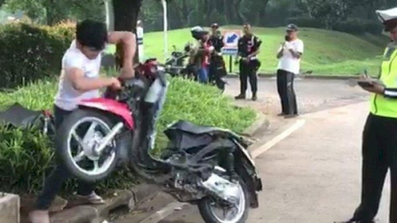 Polisi yang Diam Saksikan Pemuda Viral Rusak Motor Tuai Kritikan