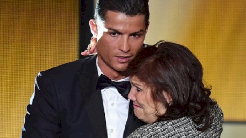 Cristiano Ronaldo bersama sang ibunda, Dolores Aveiro.