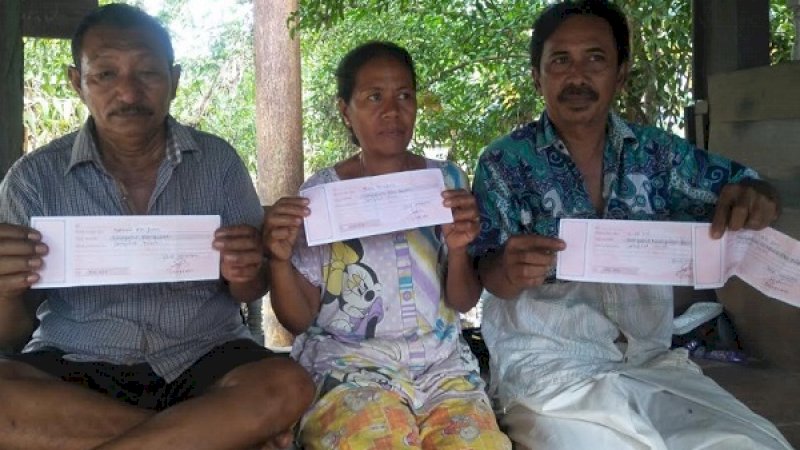 Warga menunjukkan kuitansi pembayaran sertipikat tanah. (Foto: Zul Lallo/Rakyatku.com).
