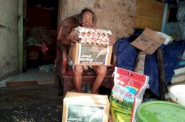 Nenek Pekerja Keras yang Pantang Mengemis Itu, Dapat Bantuan Dermawan