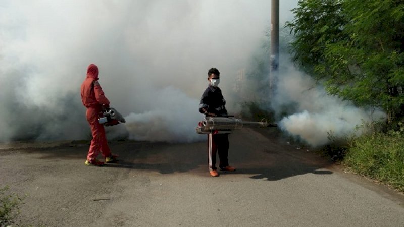 Dinas Kesehatan Kabupaten Pinrang melakukan fogging di daerah-daerah endemik penularan wabah penyakit demam berdarah dengue (DBD).