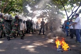 Aksi Dorong dan Bakar Ban Warnai Simulasi Pengamanan Pemilu di Kantor KPU Bantaeng