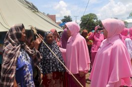 Salurkan Bantuan, Ketua Bhayangkari Bantaeng Sasar 7 Titik di Jeneponto