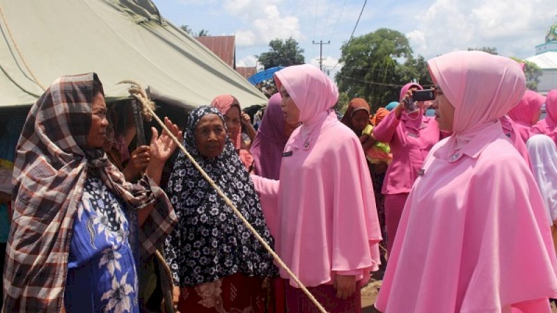 Polres Bantaeng bersama Bhayangkari Cabang Bantaeng menyalurkan bantuan kepada korban bencana banjir di  Kabupaten Jeneponto.