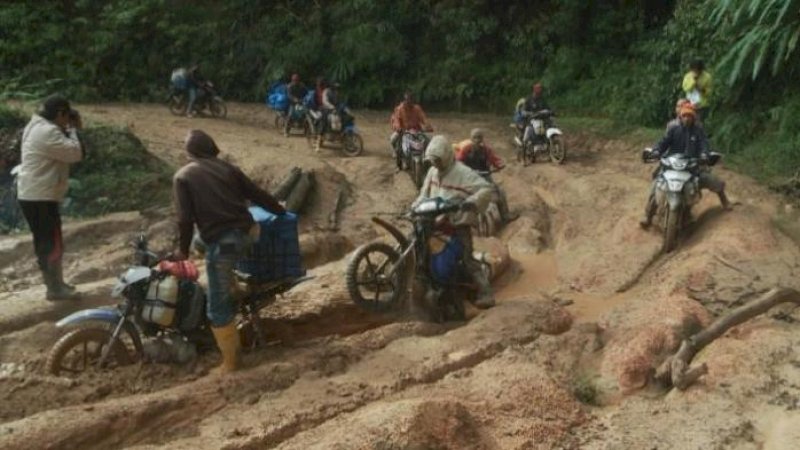 Kondisi jalan di Kecamatan Seko, Kabupaten Luwu Utara. Foto: Kompas