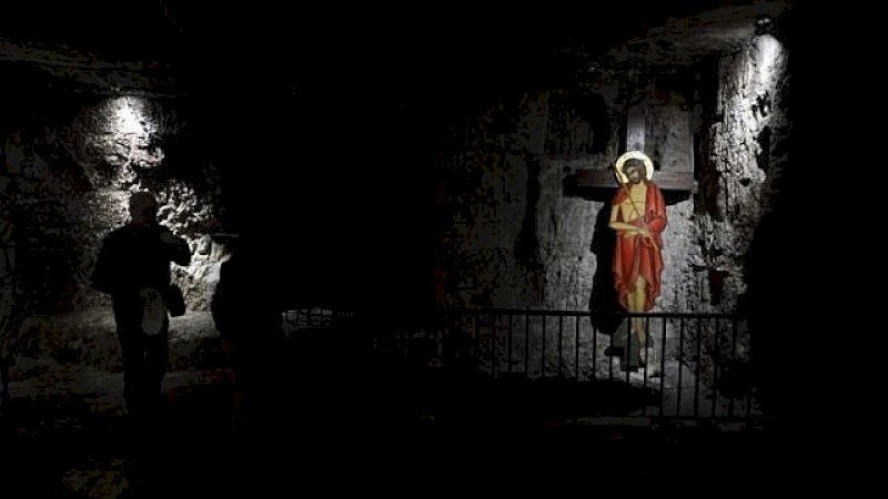 Seorang mengunjungi "Penjara Kristus" di gereja Biara Suci Praetorium, yang diyakini tempat Yesus ditahan, di Kota Tua Yerusalem pada 8 Februari 2019. (Thomas Coex / AFP)