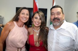 Viral: Anggota Parlemen Pamer Belahan Payudara Selama Pelantikan