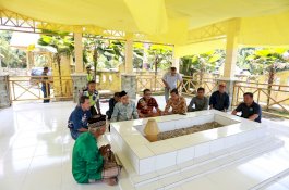 Libur Kerja, Wali Kota Palopo Ziarahi Makam Datuk Sulaiman di Luwu Utara