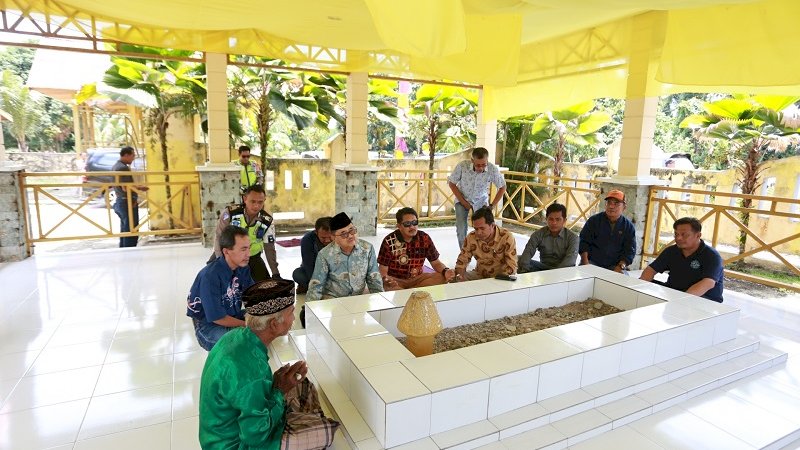 Libur Kerja, Wali Kota Palopo Ziarahi Makam Datuk Sulaiman di Luwu Utara