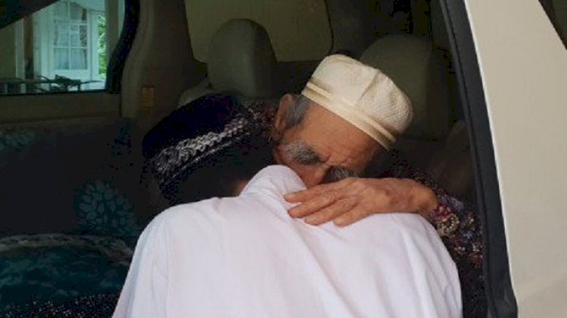 Ustaz Abdul Somad mengantar KH Maimoen Zubair hingga ke mobil, Sabtu (9/2/2019). (FOTO: INSTAGRAM)