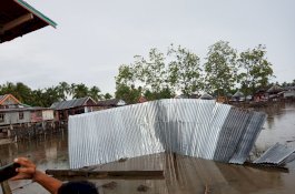 Angin Kencang Terbangkan Atap, Puluhan Rumah di Bone Porak-poranda