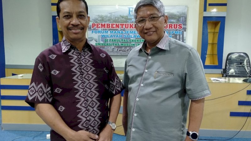 Dekan Fakultas Ekonomi dan Bisnis Universitas Muslim Indonesia (FEB-UMI) Prof Mahfud Nur Najamuddin (kiri) bersama pengurus pusat FMI, Prof Syahnur Said.