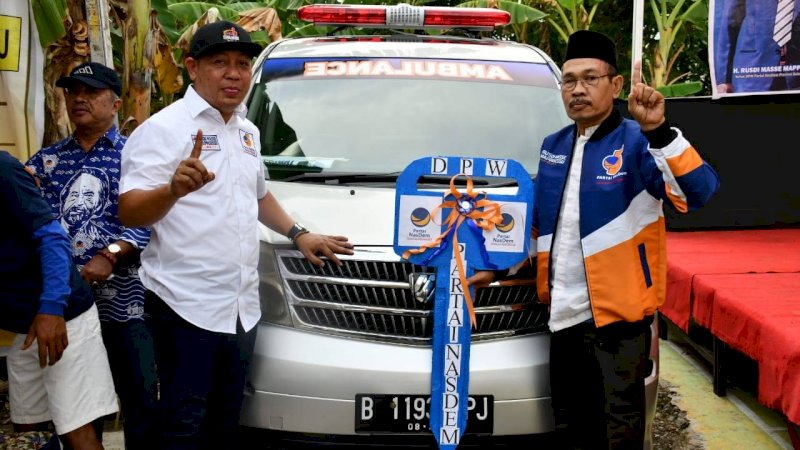 Mobil Ambulans dari partai Nasdem yang diserahkan oleh Rusdi Masse di Kabupaten Pinrang, Sabtu, 9 Februari 2019. 